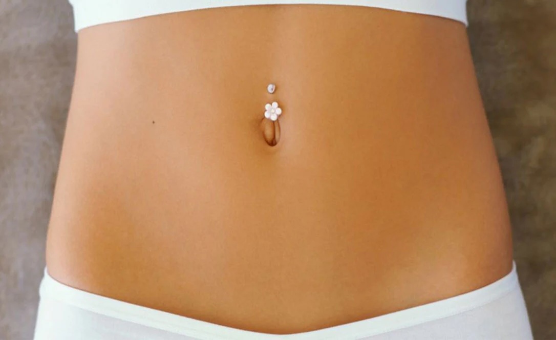 Bauchnabelpiercings – Glitzernde Rebellion zwischen Hüfthose und Crop-Top